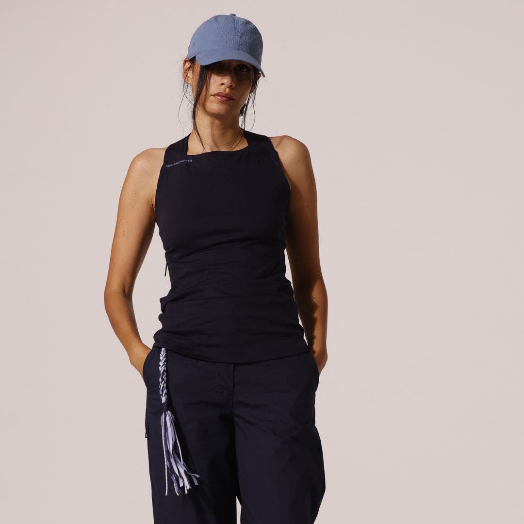 Donna che sfoggia un look professionale e pratico per il commuting e l'ufficio Donna che sfoggia un look professionale e pratico per il commuting e l'ufficio