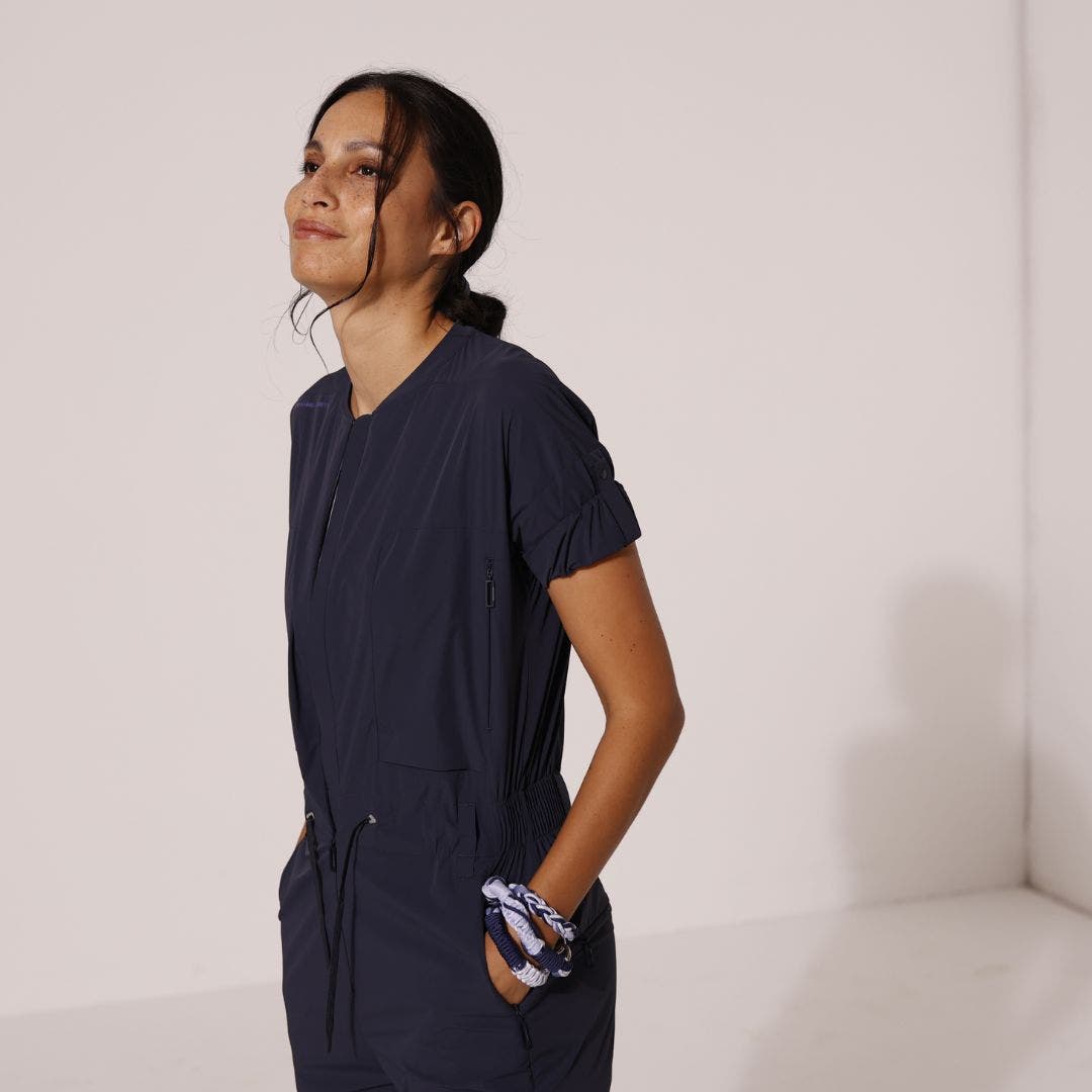 Donna che indossa un outfit da ufficio per il commuting Donna che indossa un outfit da ufficio per il commuting